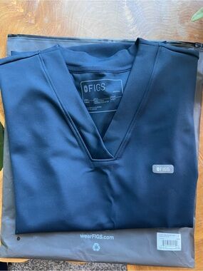 Figs Navy Mira
FORM× V-
Neck - Scrub
Top™